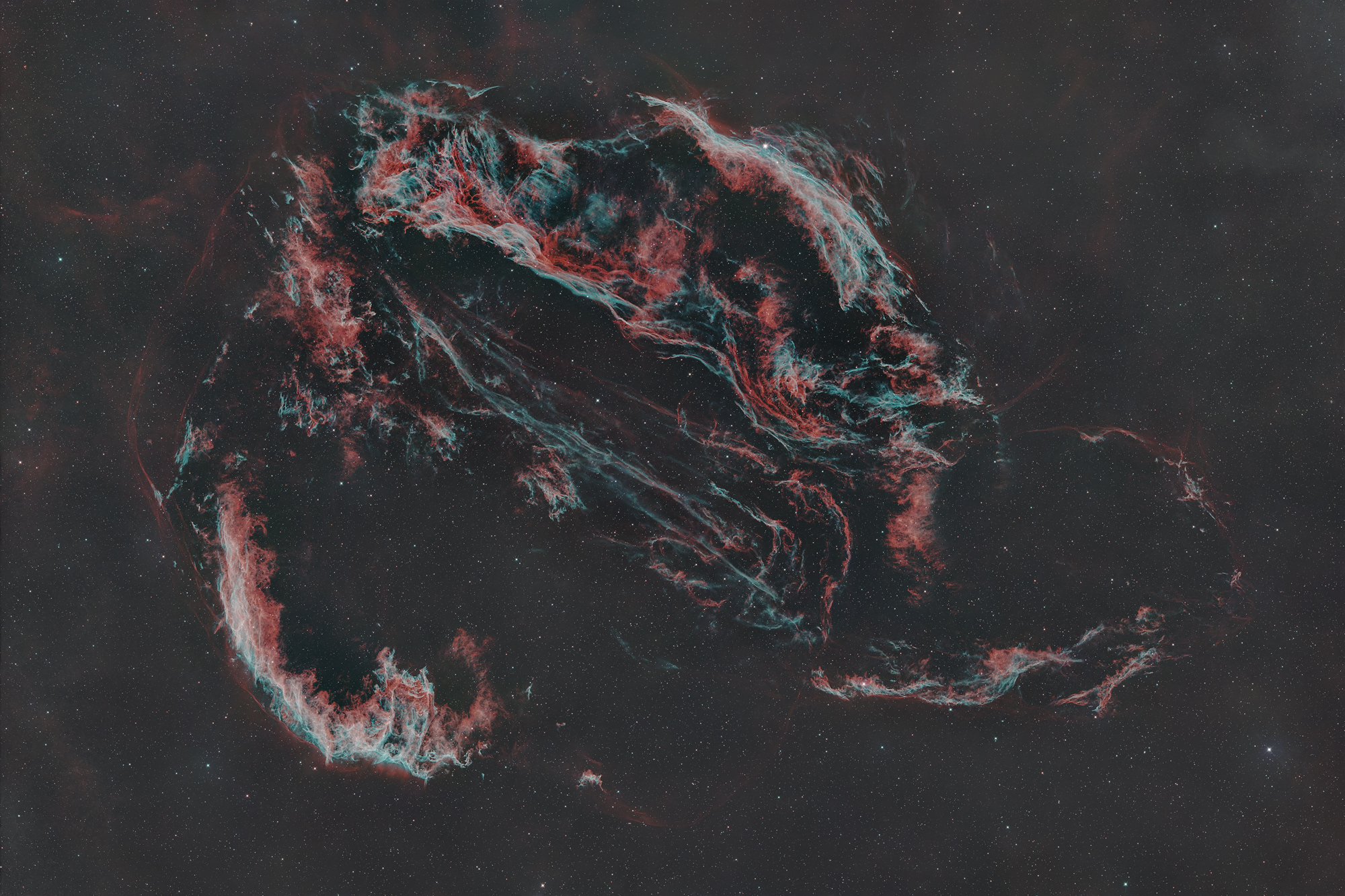 Der Cygnusbogen NGC 6960 ist ein Supernova-Überrest im Sternbild Schwan. Er erstreckt sich über einen Himmelsausschnitt von ungefähr drei Grad. Der Vorläuferstern hatte vermutlich die 12 bis 15fache Masse unserer Sonne.